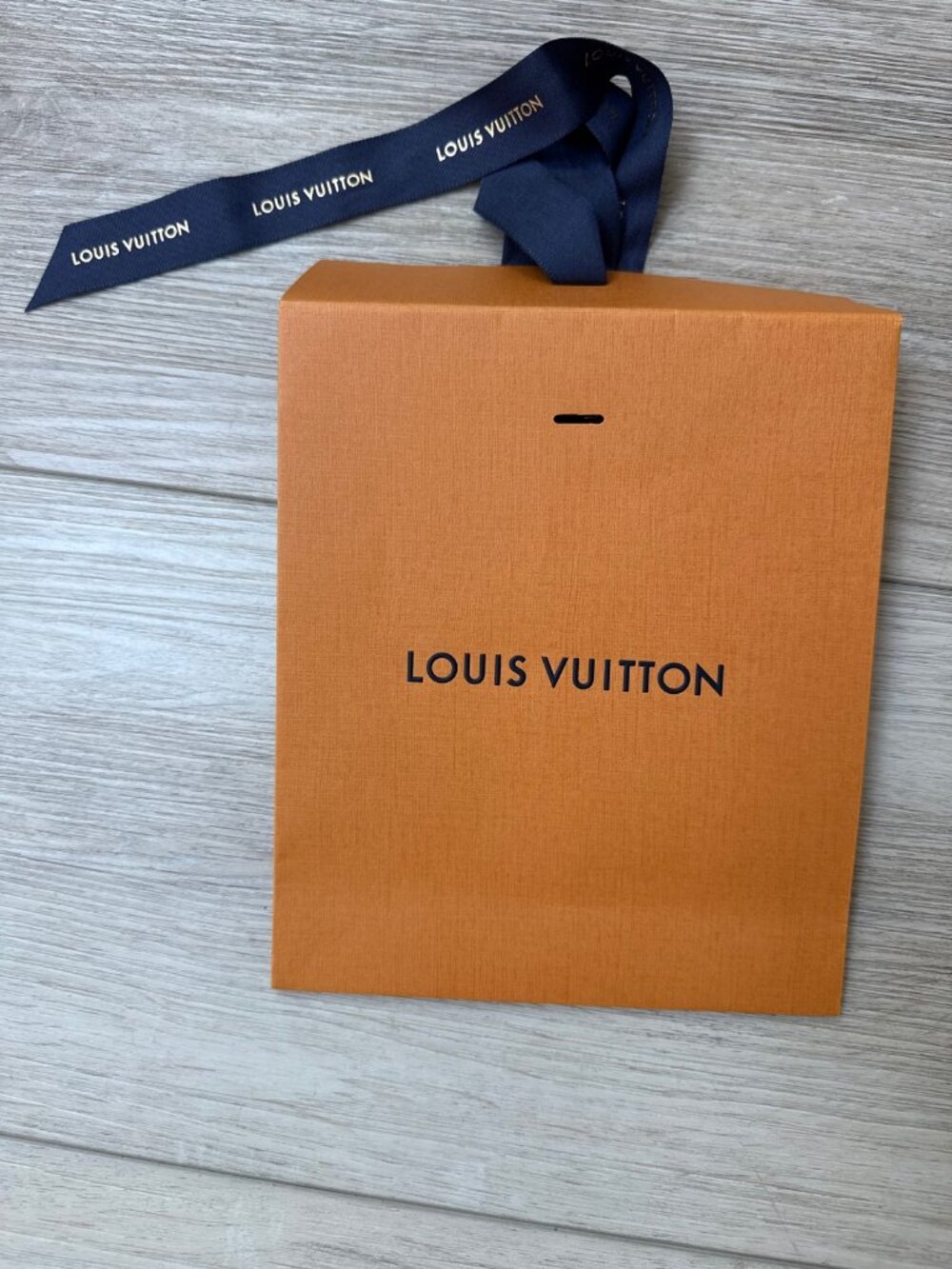 Louis Vuitton Orange Paper Shopping Bags – Set of 2 (Large + Small) – Gift Bags - Picture 4 of 5